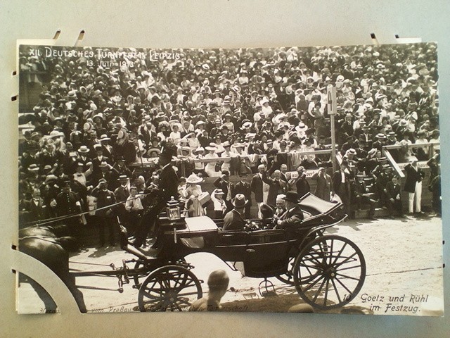 /Germany/DE_Place_1913_XII. DEUTSCHES TURNFEST IN LEIPZIG. Goetz und Ruhl im Festzug.jpg